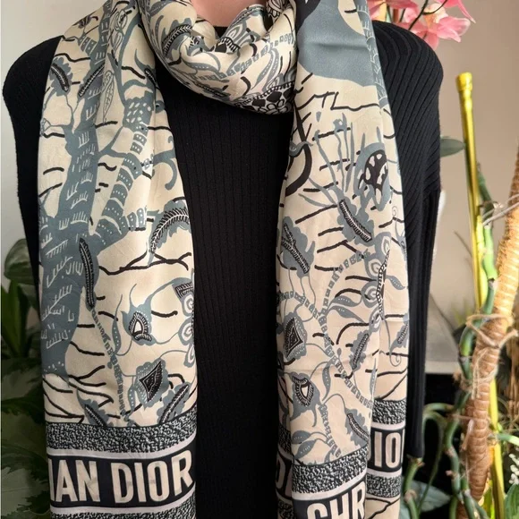 Christian Dior Reversible Floral Wrap Silk Scarf. - Picture 15 of 16